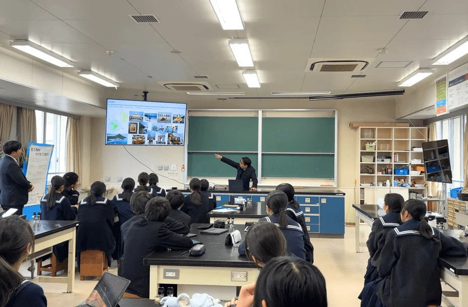 授業風景：プロジェクターを活用した授業の様子