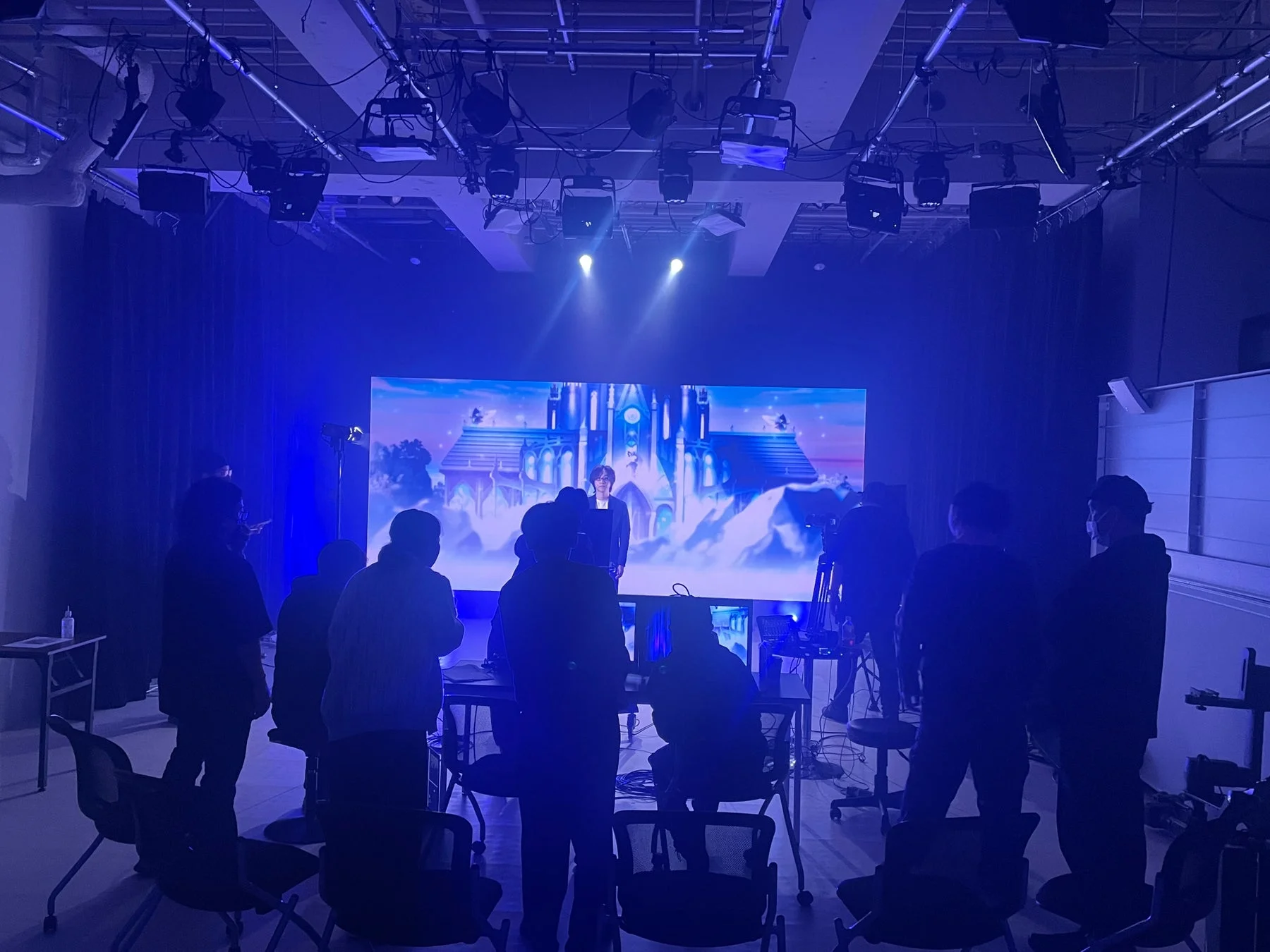 スタジオで城のスクリーンが映っている様子