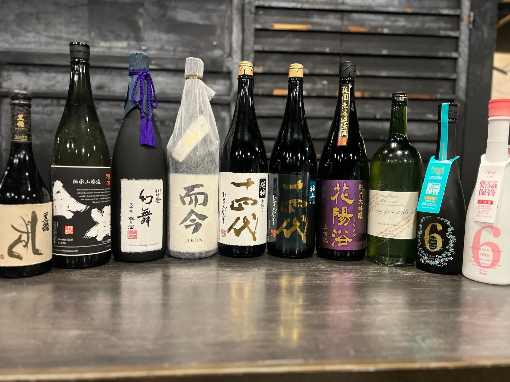 日本酒のボトルが並ぶカウンター