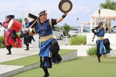 エイサーを踊りながら太鼓を叩いている様子