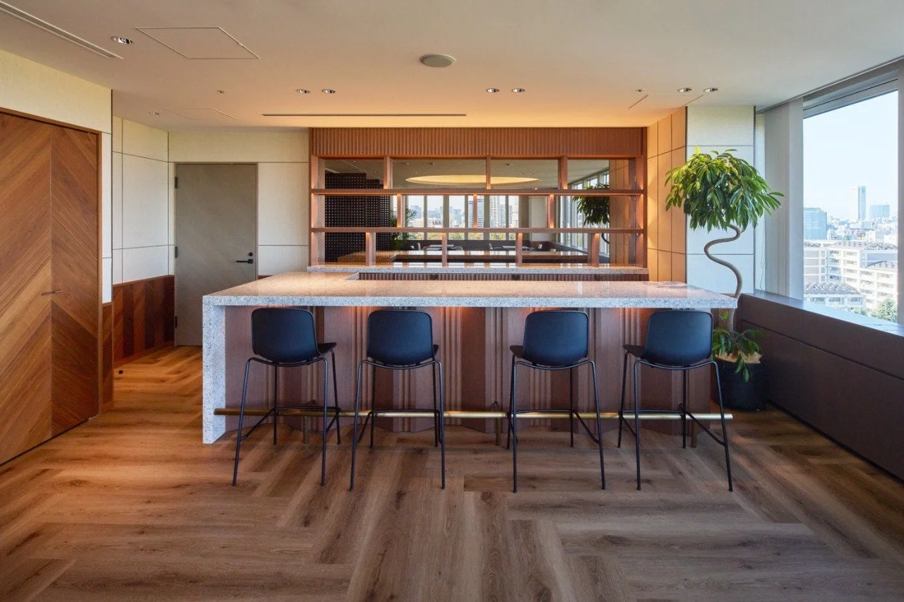 バーカウンターとシティビュー