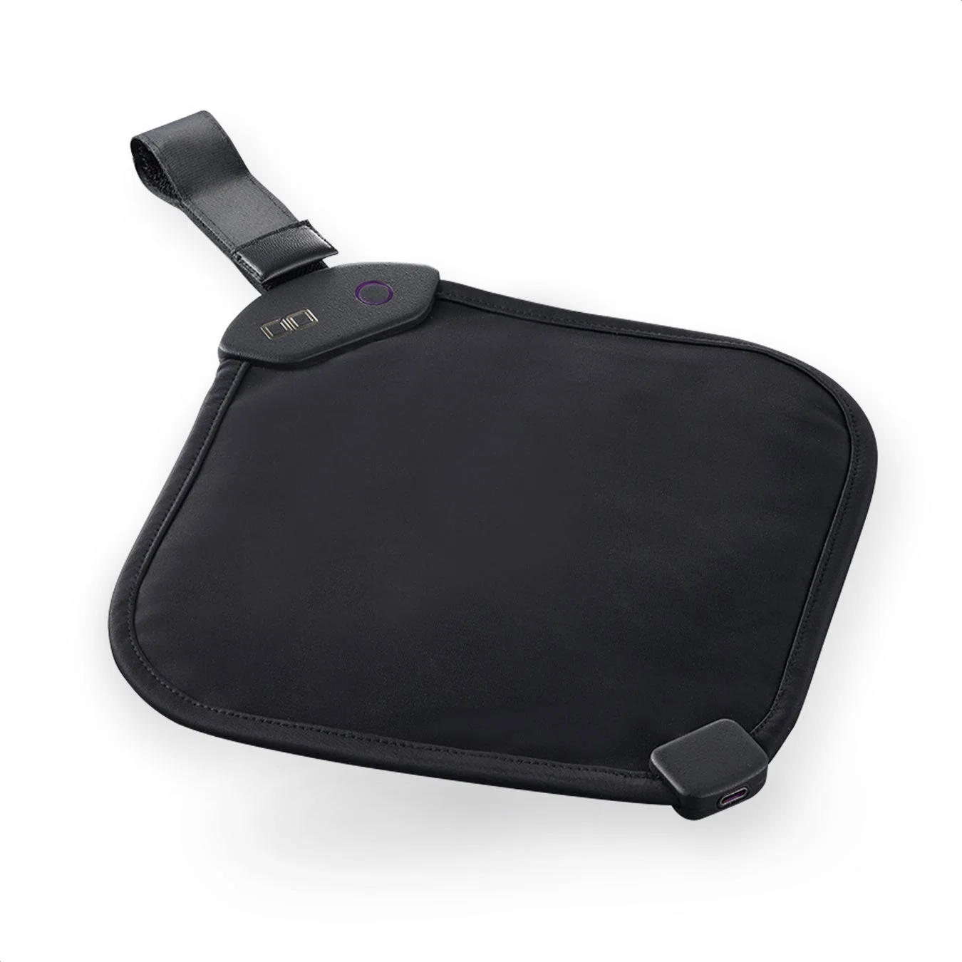 白い背景に、ストラップと操作部が付いた黒い電子パッドが写っています。温熱マットやマッサージ器のような形状で、充電ポートも確認できる携帯可能なガジェットです。