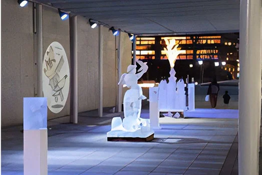 ライトアップされた氷像