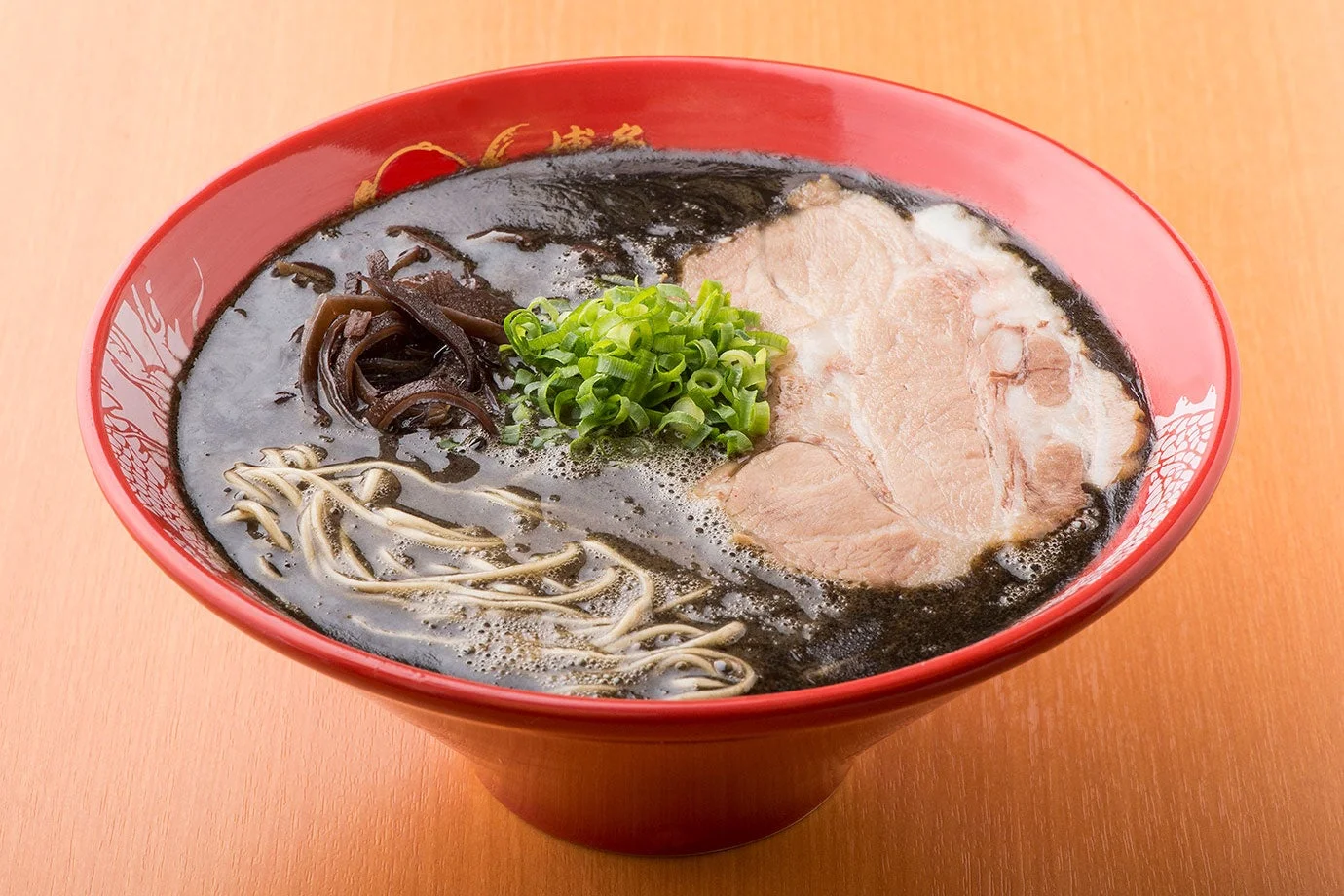 黒いスープのラーメン