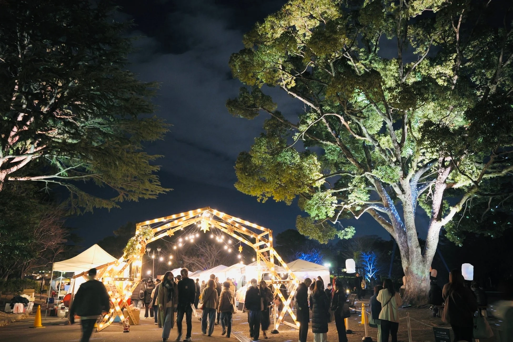 夜のイベント会場の賑わい