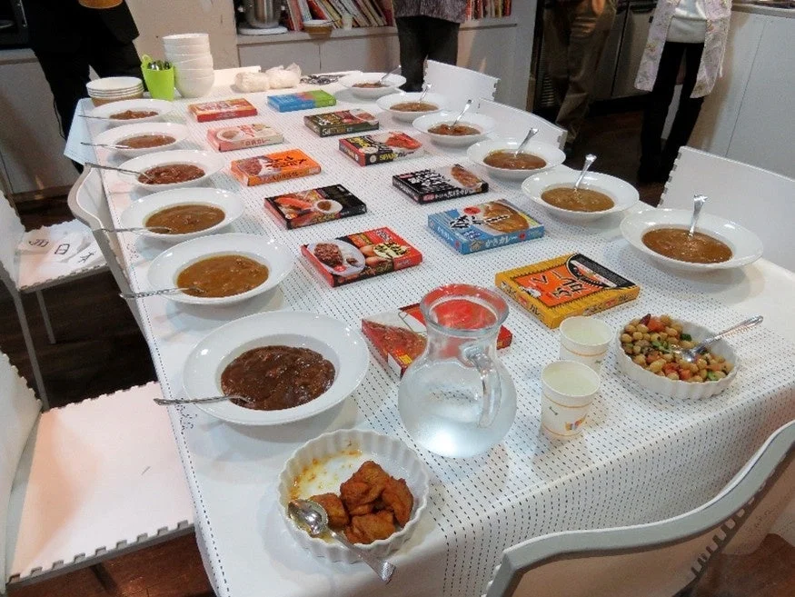 様々なレトルトカレーの食べ比べ