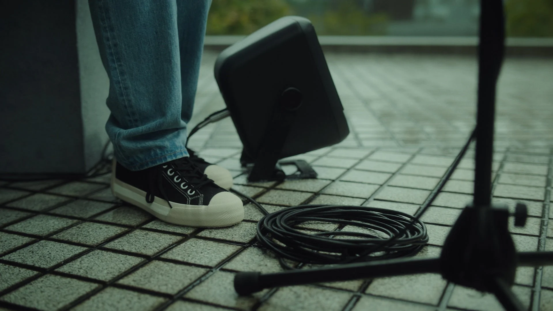 足元に置かれたスピーカー