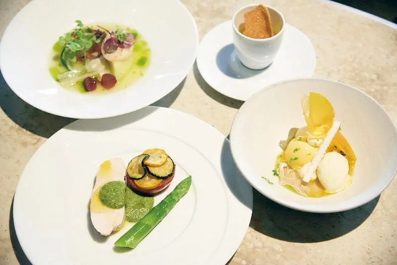 複数のエレガントな料理が並べられたテーブル