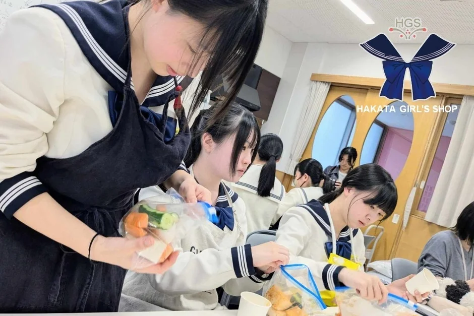 女子学生,制服,クッキング,料理,食事準備,共同作業,教室,学園生活,野菜,エプロン