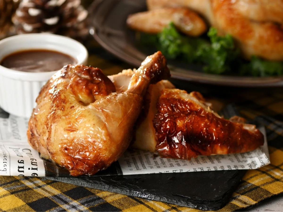 こんがり焼き上げたクリスマスチキン