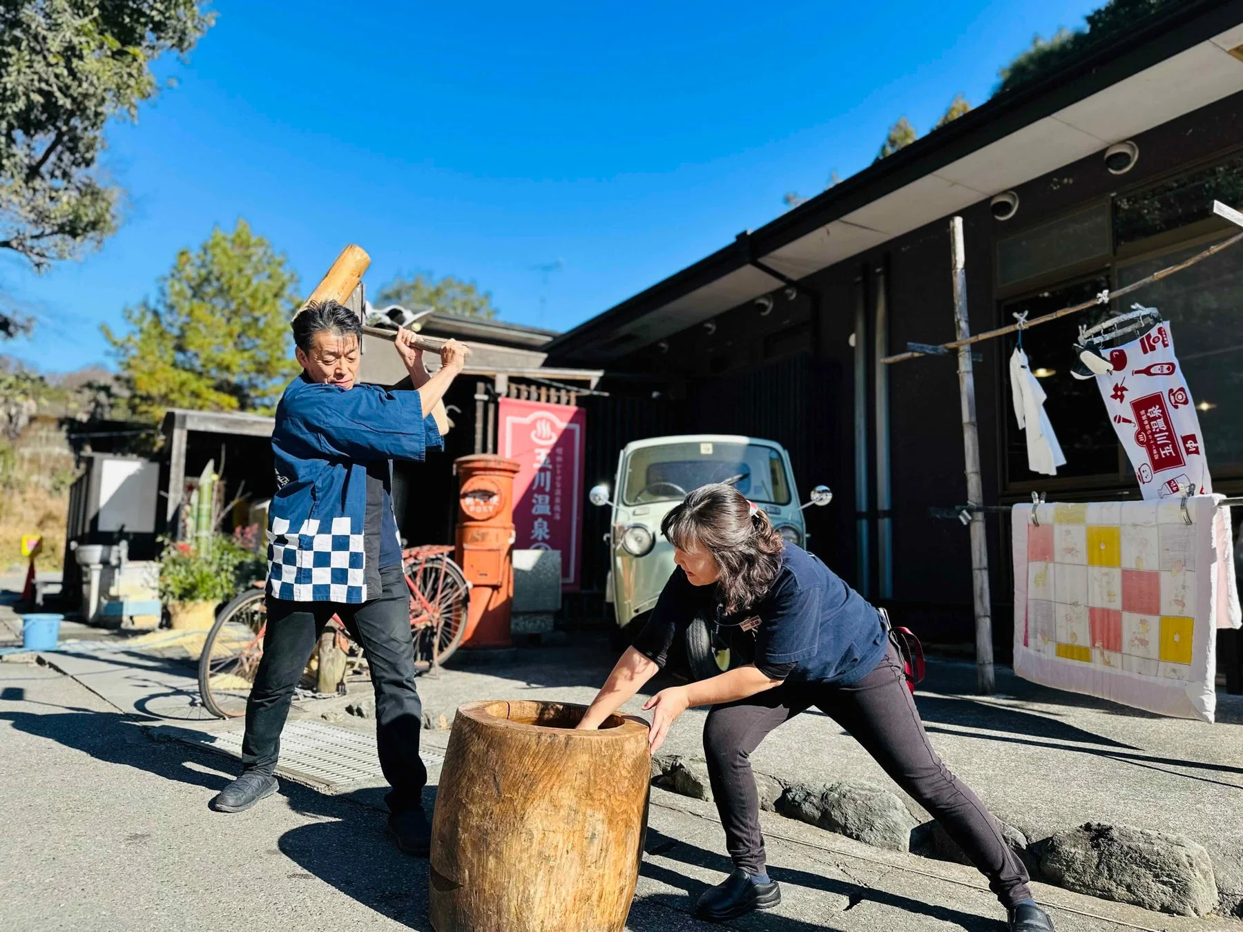餅つきを楽しむ人々