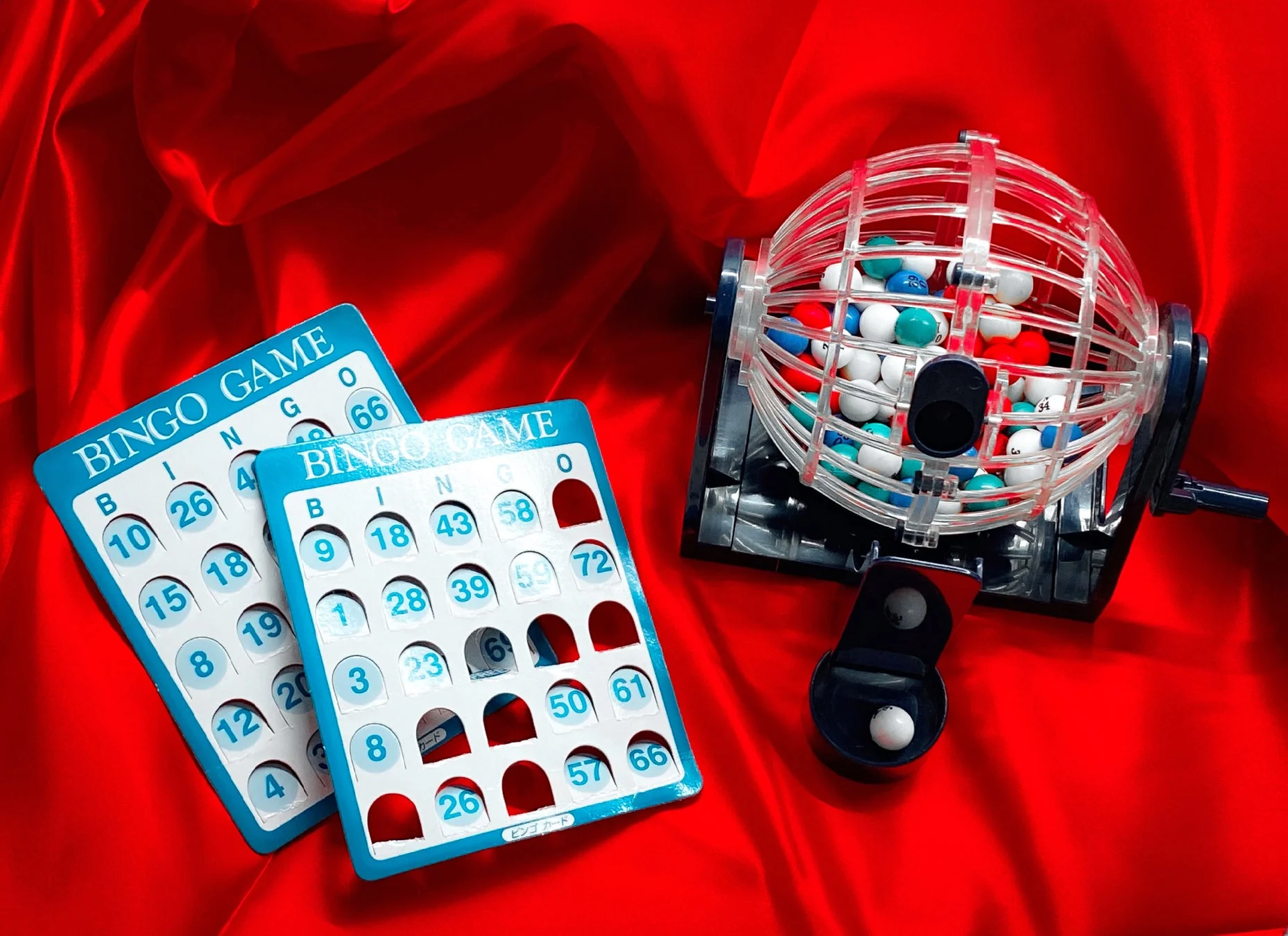 ビンゴカードとボール