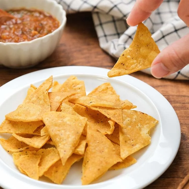 トルティーヤチップスを手に取る様子