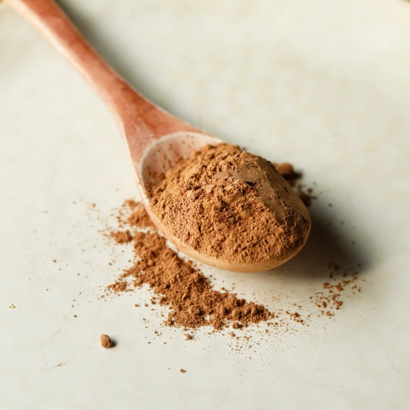 木のスプーンにココアパウダー