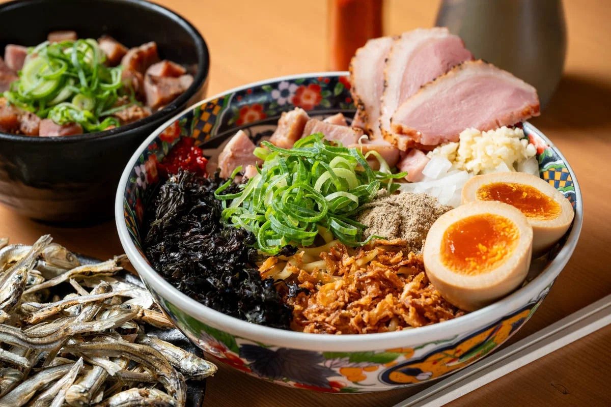 具材が豊富に盛り付けられた色鮮やかなまぜそばの写真です。