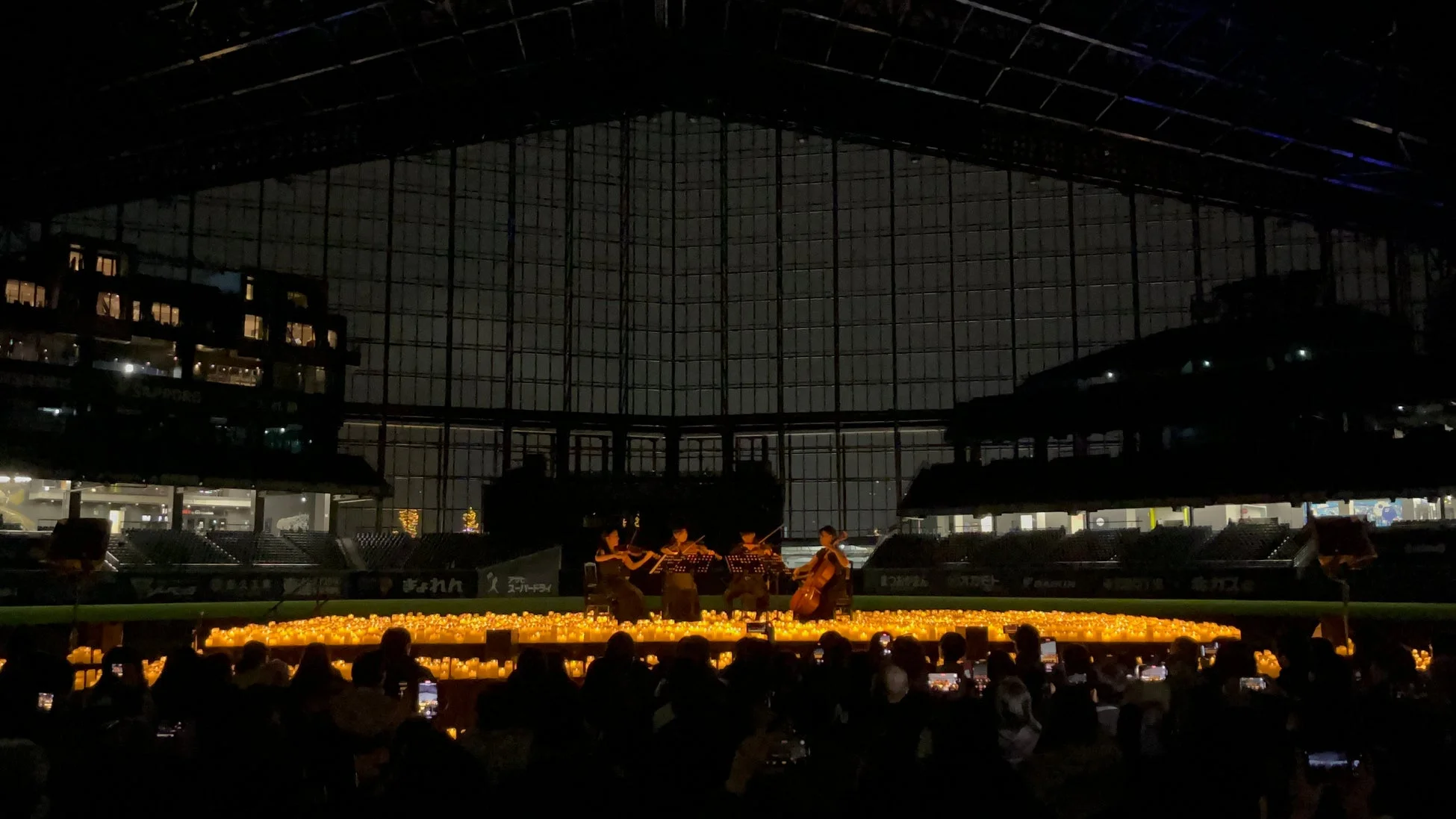 ドーム会場で弦楽四重奏が演奏するキャンドルナイトイベントの様子