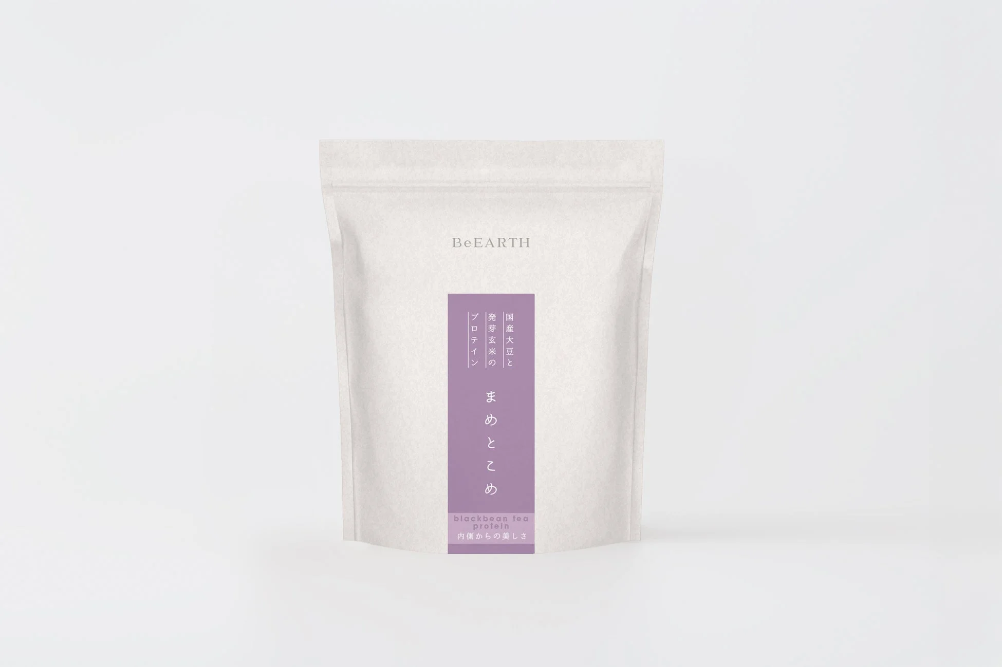 「BeEARTH まめとこめ blackbean tea protein」と書かれた、国産大豆と発芽玄米を使用したプロテインのシンプルなパッケージです。内側からの美しさをコンセプトにした健康食品と思われます。