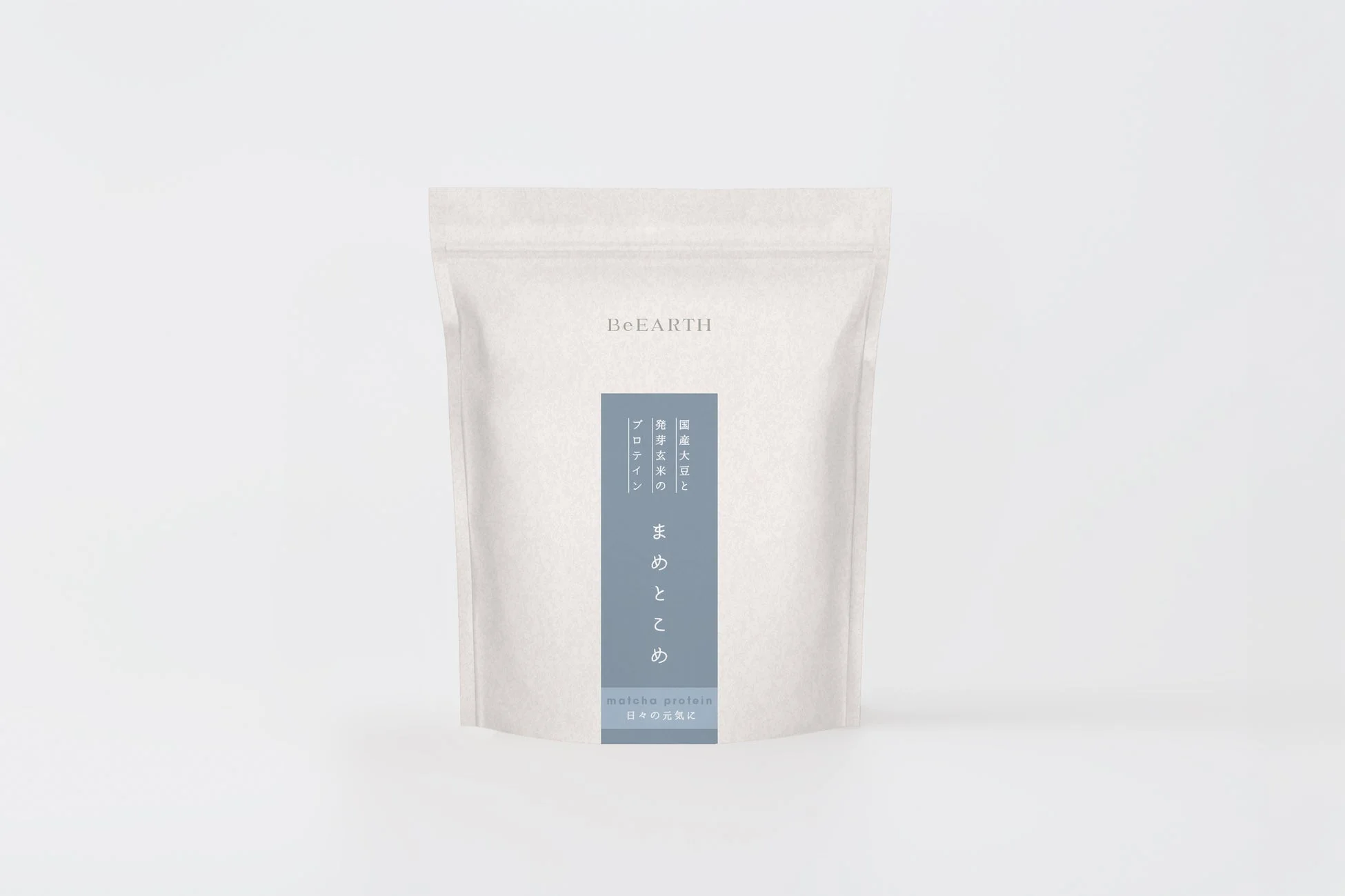 「BeEARTH まめとこめ matcha protein」と書かれたプロテインパウダーの袋です。国産大豆と発芽玄米が使用されており、日々の健康をサポートする製品であることが示されています。