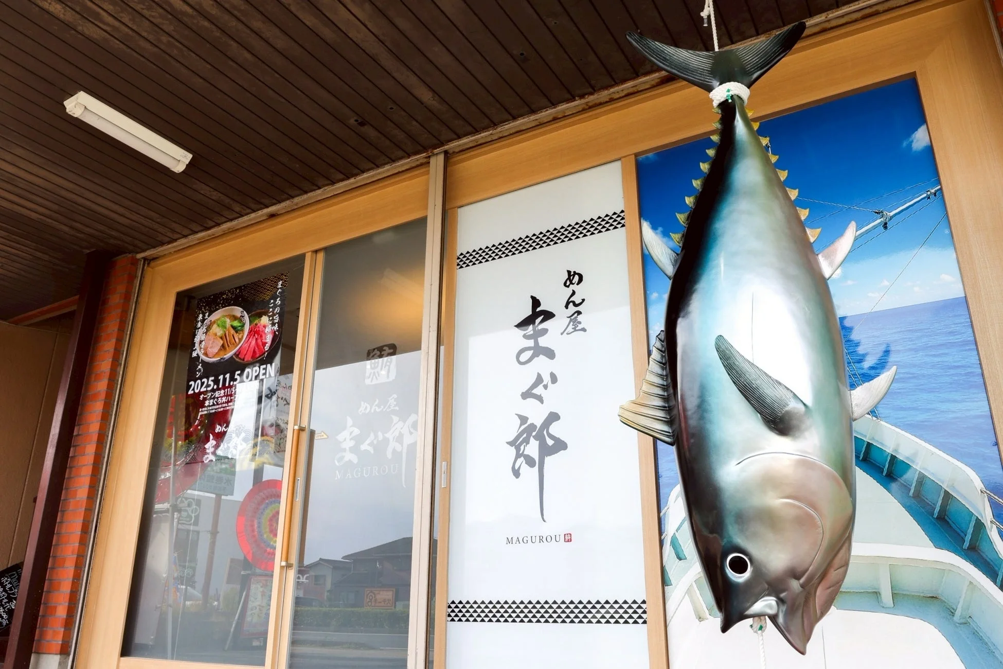 2ｍ超のまぐろが店頭でお出迎え