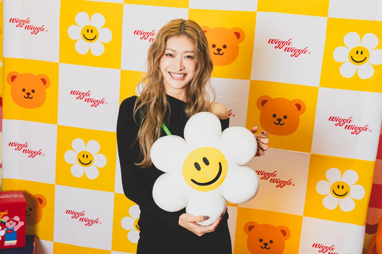 笑顔でクッションを抱える女性