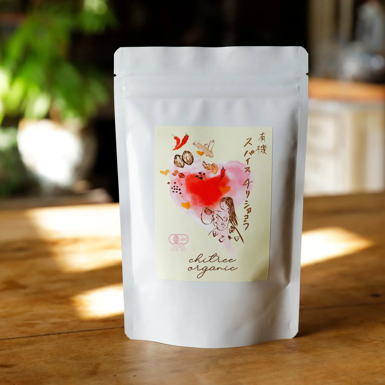 有機スパイスチャイの白いパッケージ