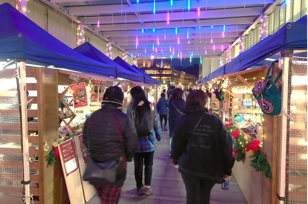 賑やかなクリスマスマーケット