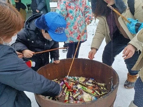 雪上でお菓子釣り