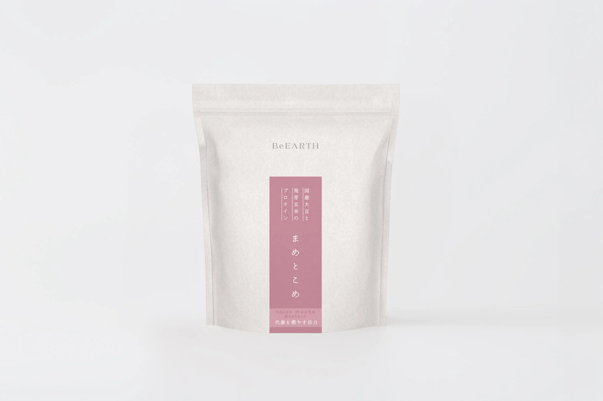 「BeEARTH」ブランドの「まめとこめ」というプロテインのパッケージ画像です。国産大豆と発芽玄米を原料とし、スパイスモカ味で代謝をサポートする効果が期待できるようです。