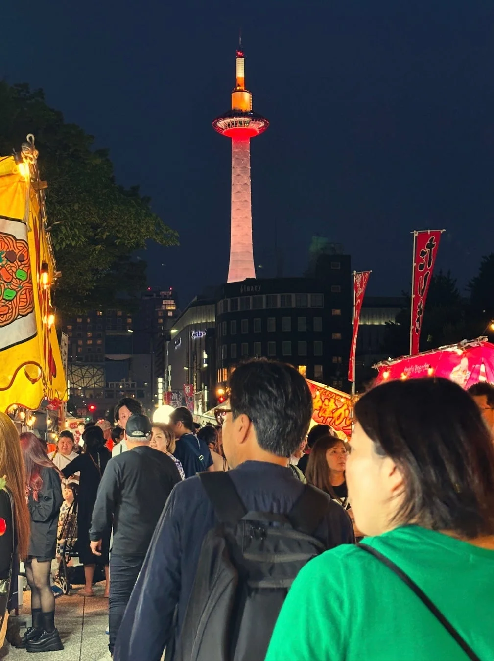 賑わう屋台と京都タワー