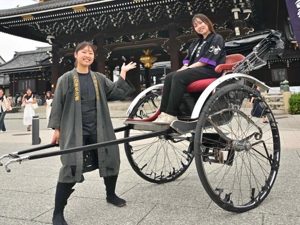 人力車乗車体験を楽しむ様子