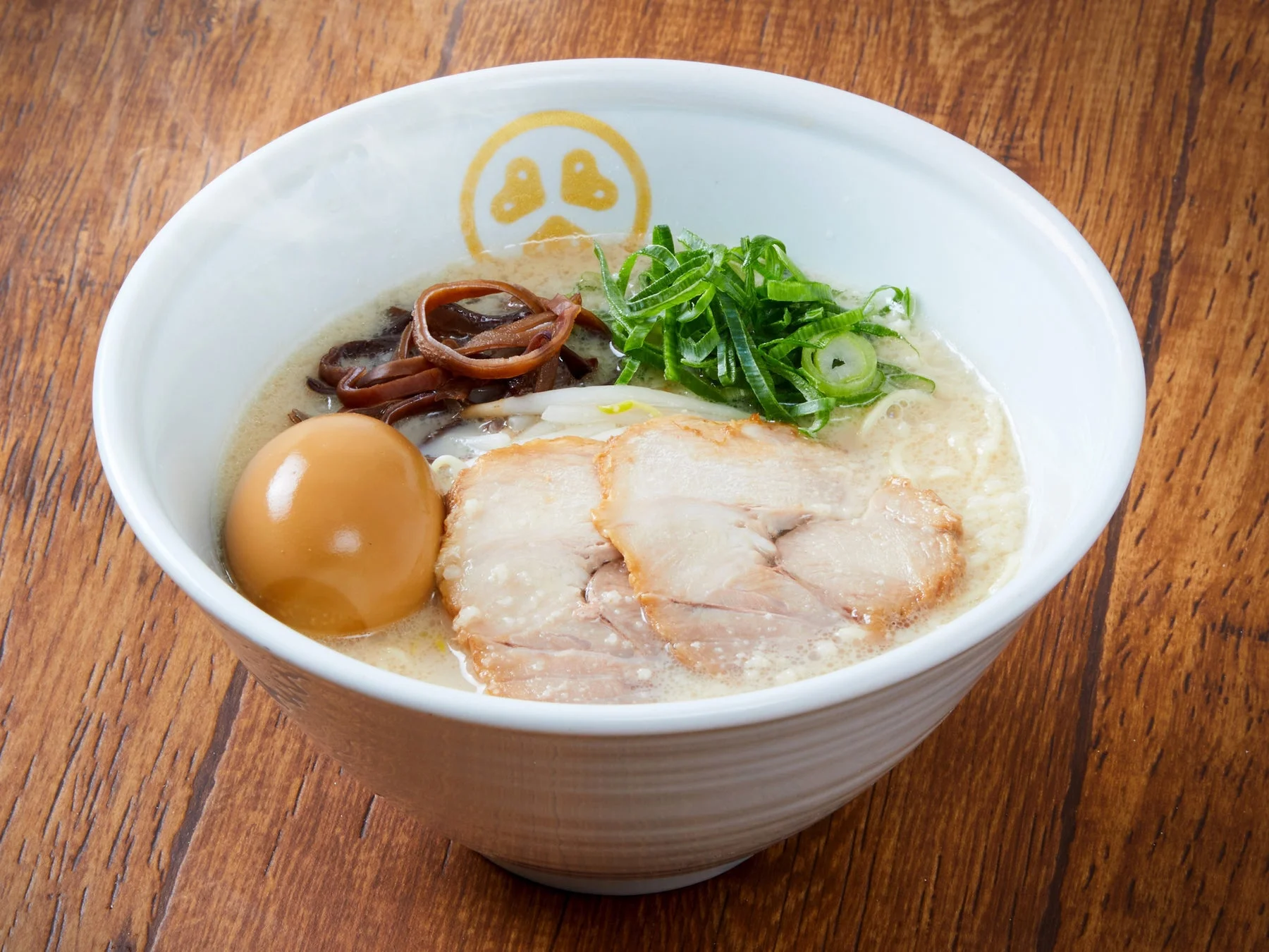 チャーシューや味玉が乗った豚骨ラーメン