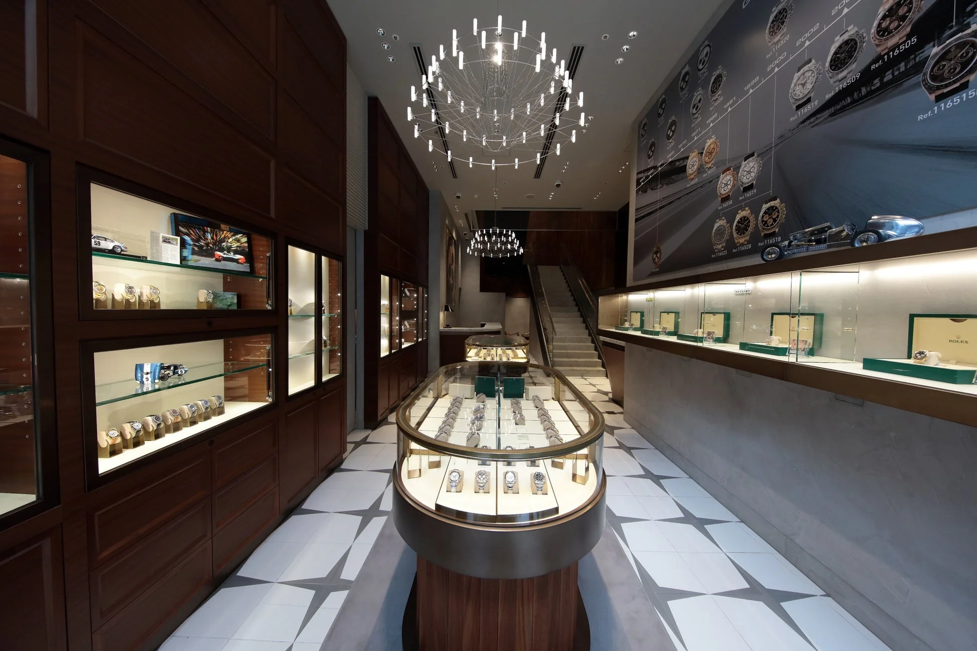 ロレックスのデイトナが並ぶ店内