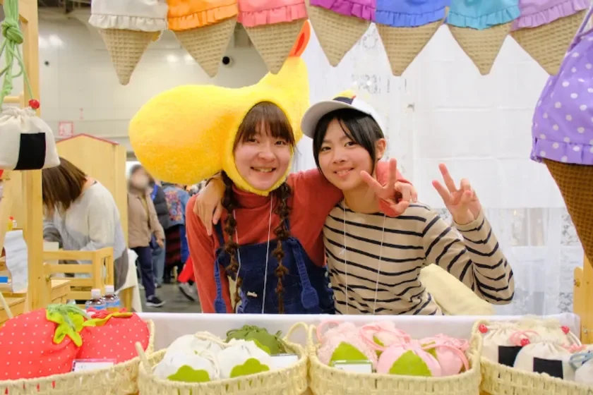 クラフトマーケットを楽しむ女の子たち