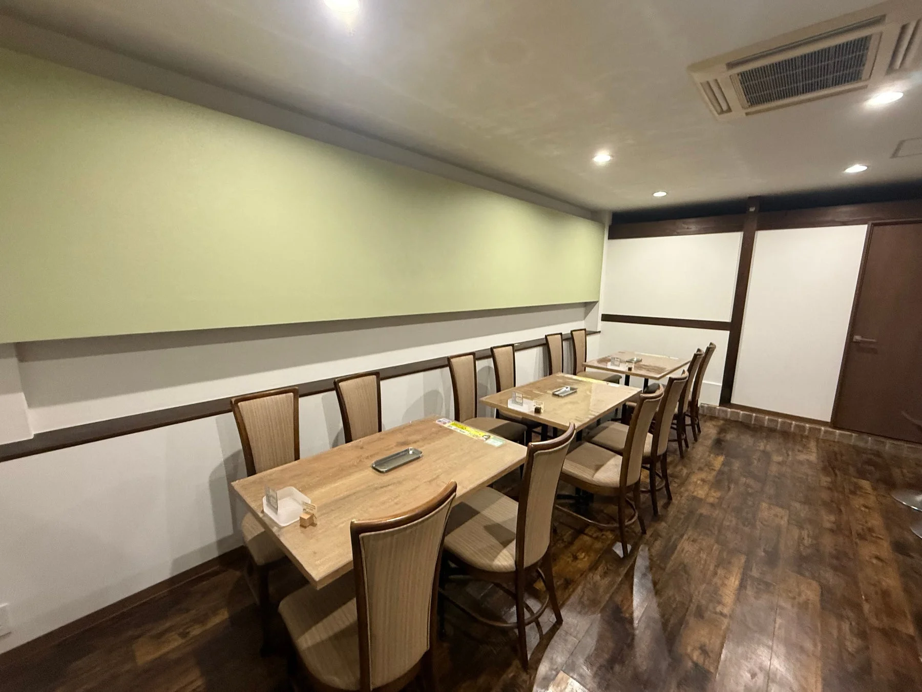 マシマシスタンド西尾店の店内（座敷）