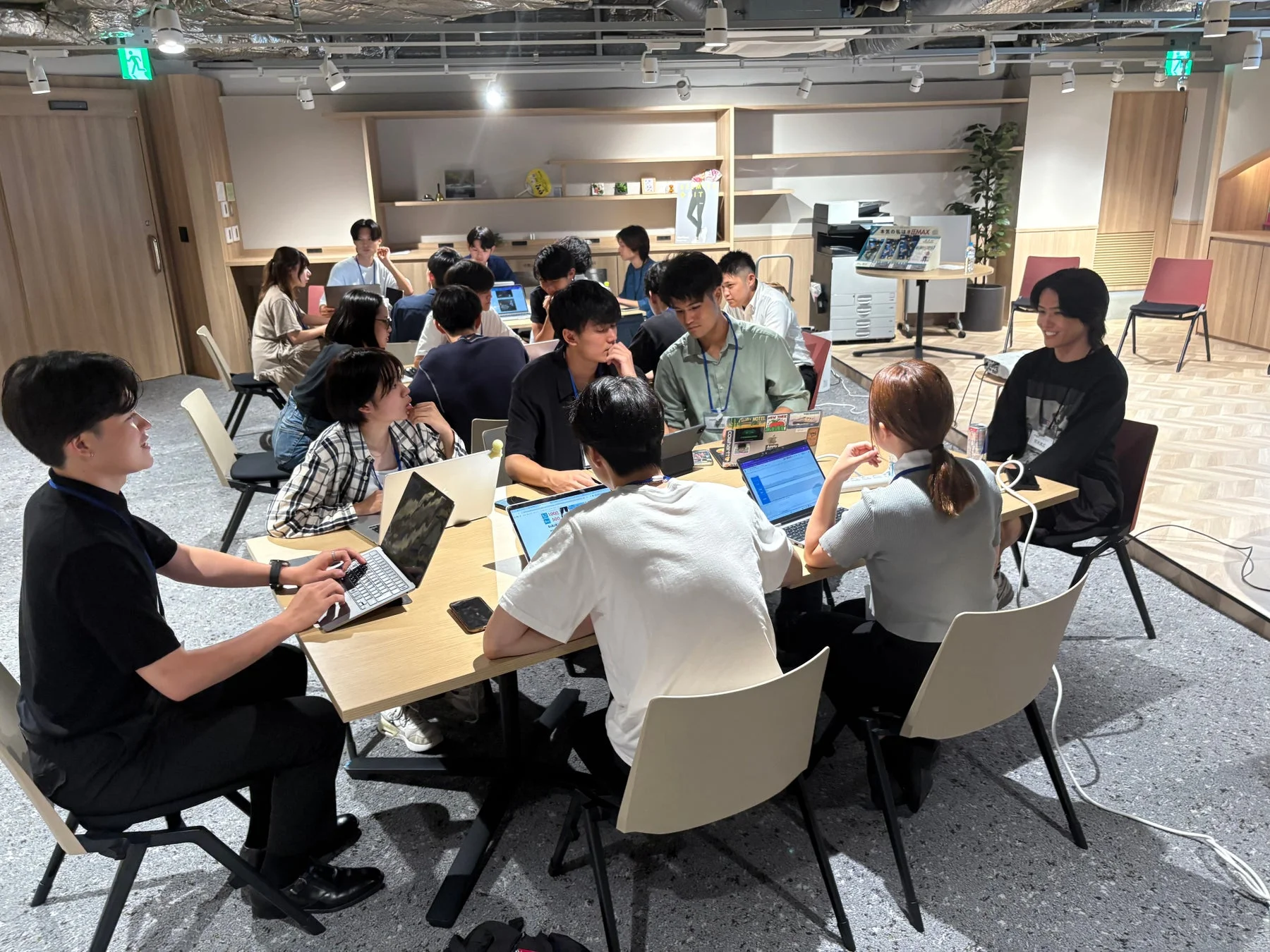 コワーキングスペースで作業する学生たち