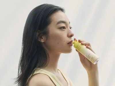 女性がIN MISTを使用する様子