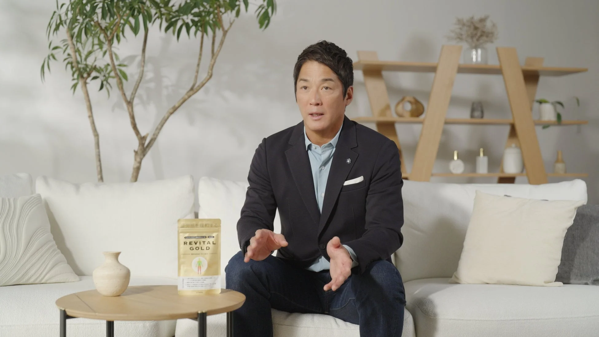 ソファに座って話す長嶋一茂さん