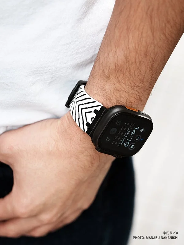 ダダ模様のバンドが付いたスマートウォッチ