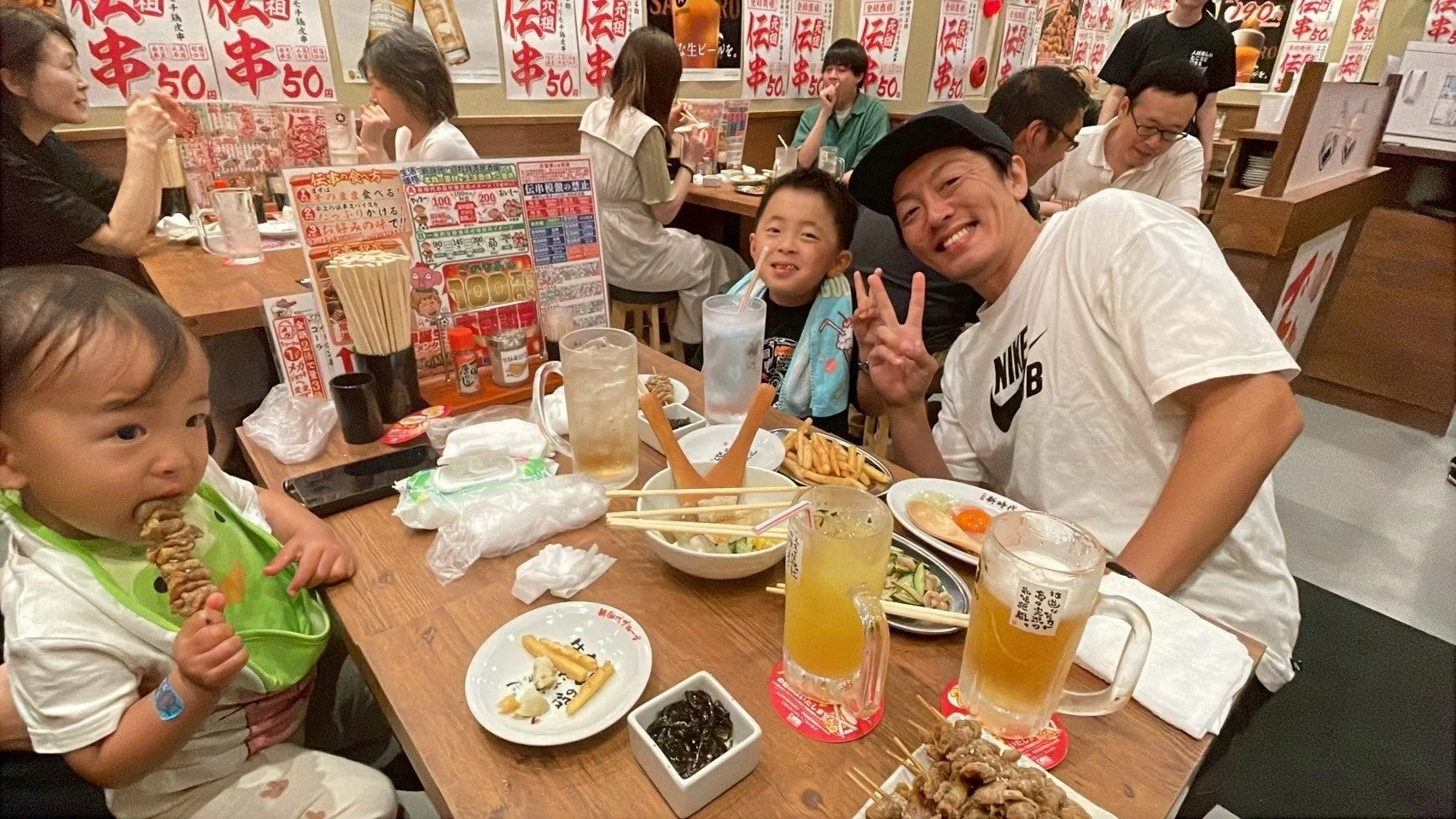 居酒屋で楽しむ客