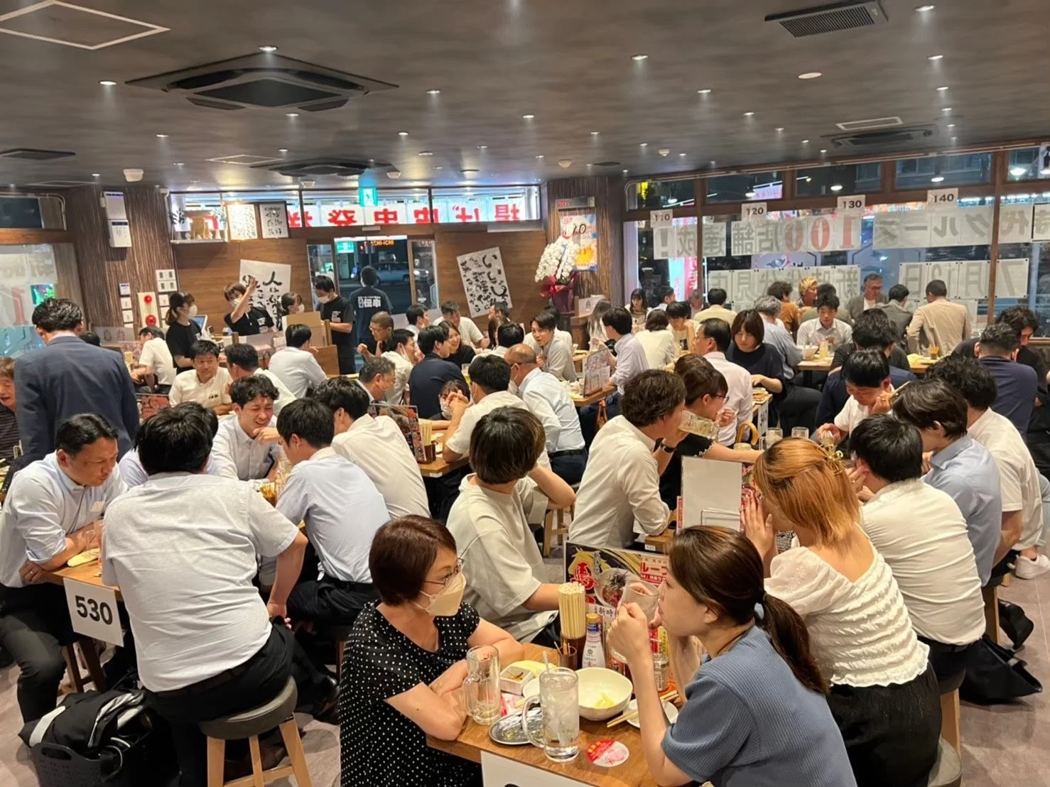 賑やかな居酒屋の店内