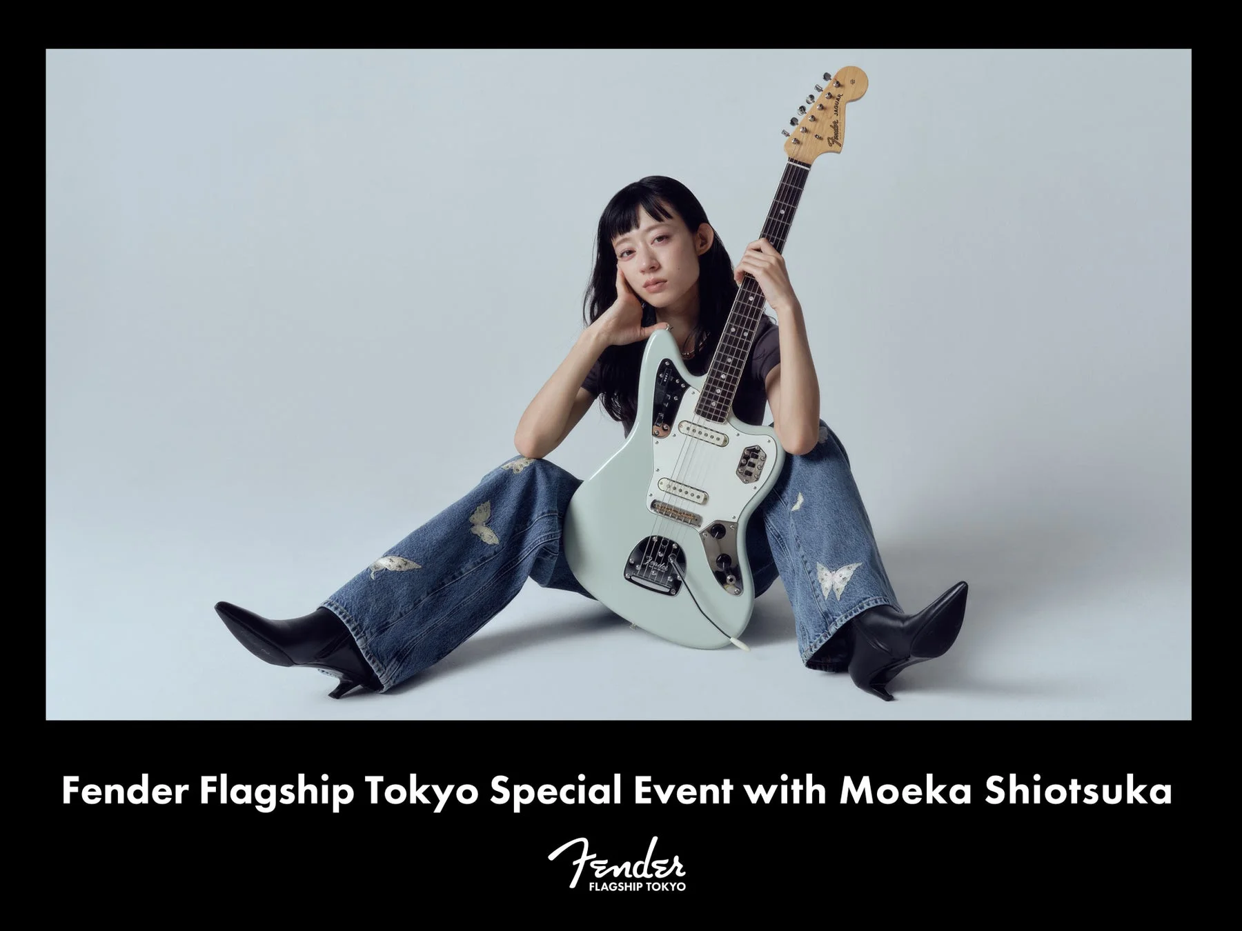塩塚モエカさんがFenderのジャガーギターを抱えている写真
