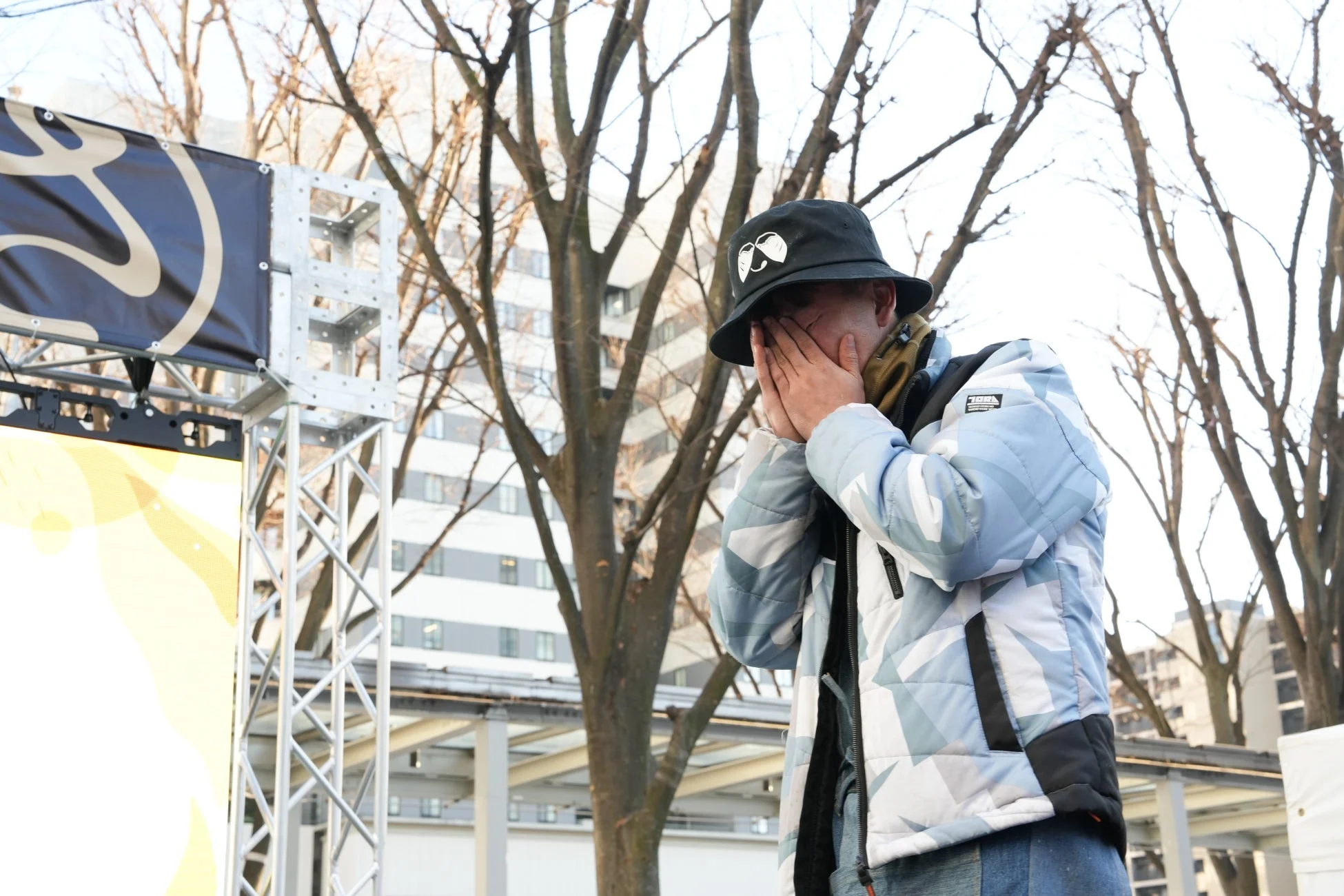 喜びを表現する男性