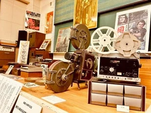 映写機と映画ポスターの展示