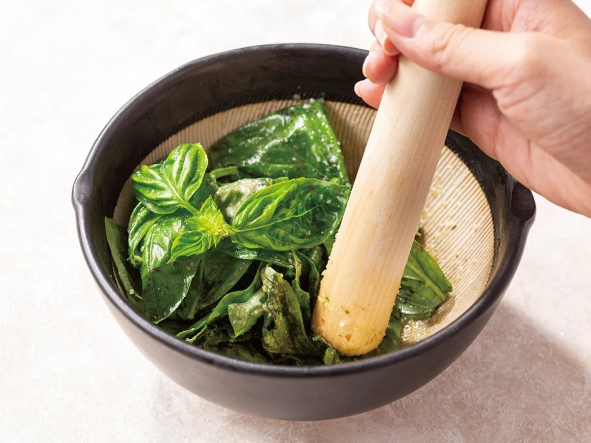 バジルをすり潰す