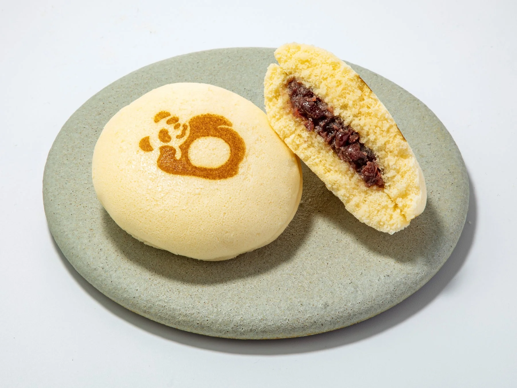 パンダの焼き印が押された和菓子