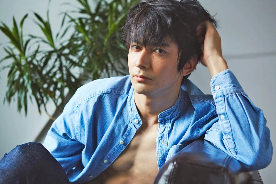 デニムシャツを羽織った男性のポートレート