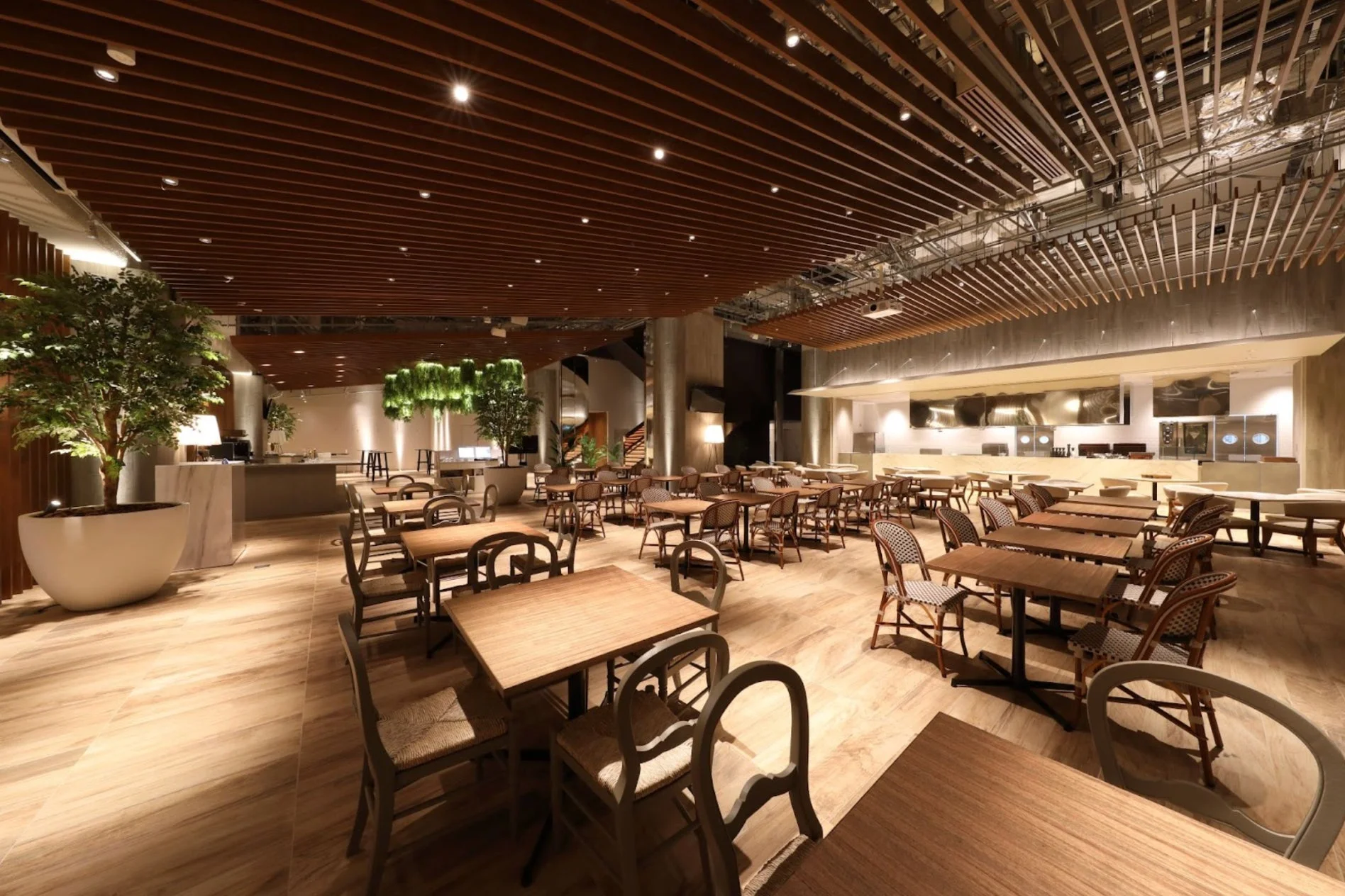 モダンなデザインのレストランダイニングエリア