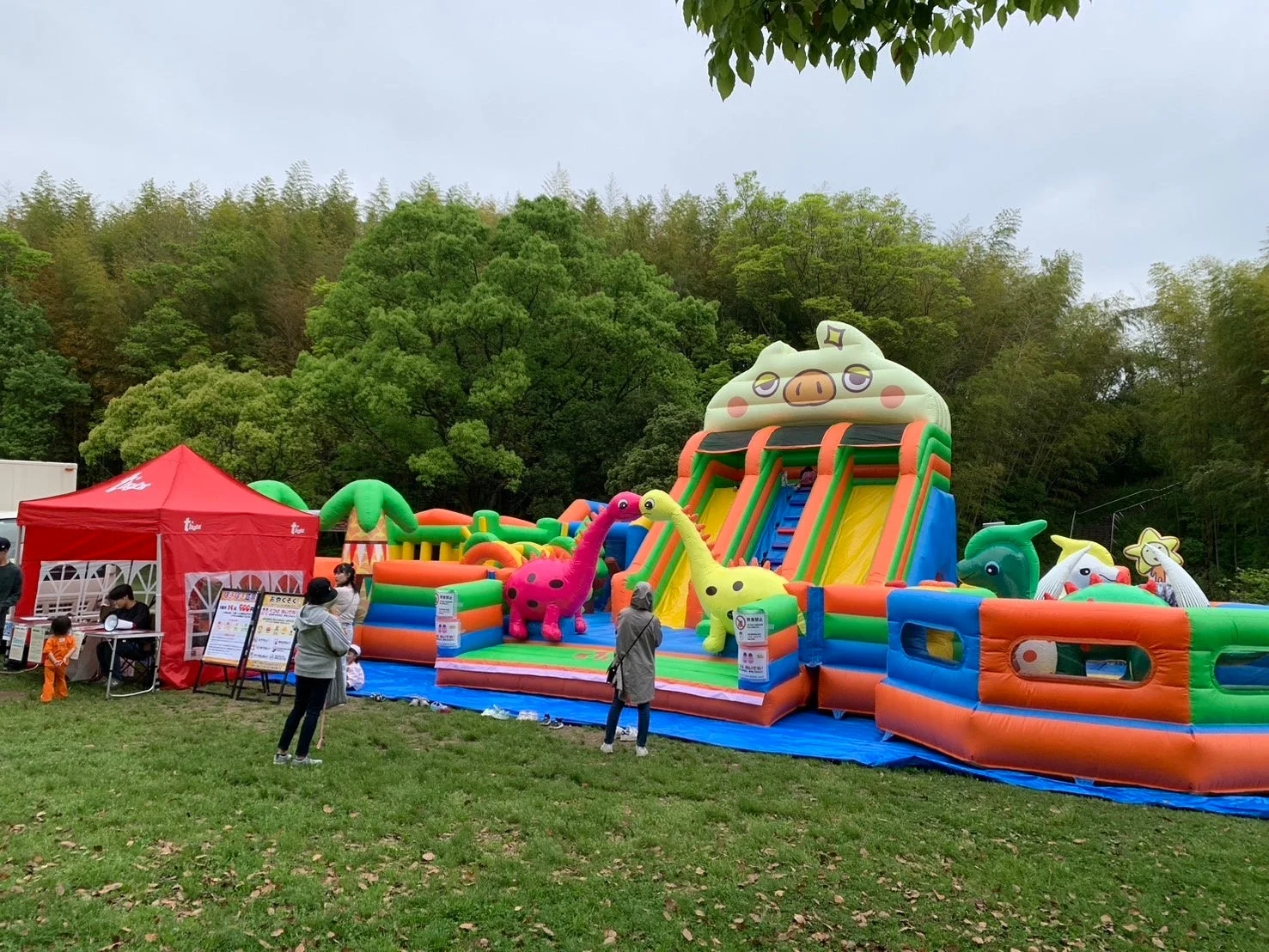 恐竜のエア遊具と子供たち