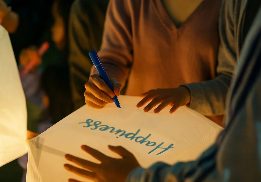 ランタンに「Happiness」と書く手元