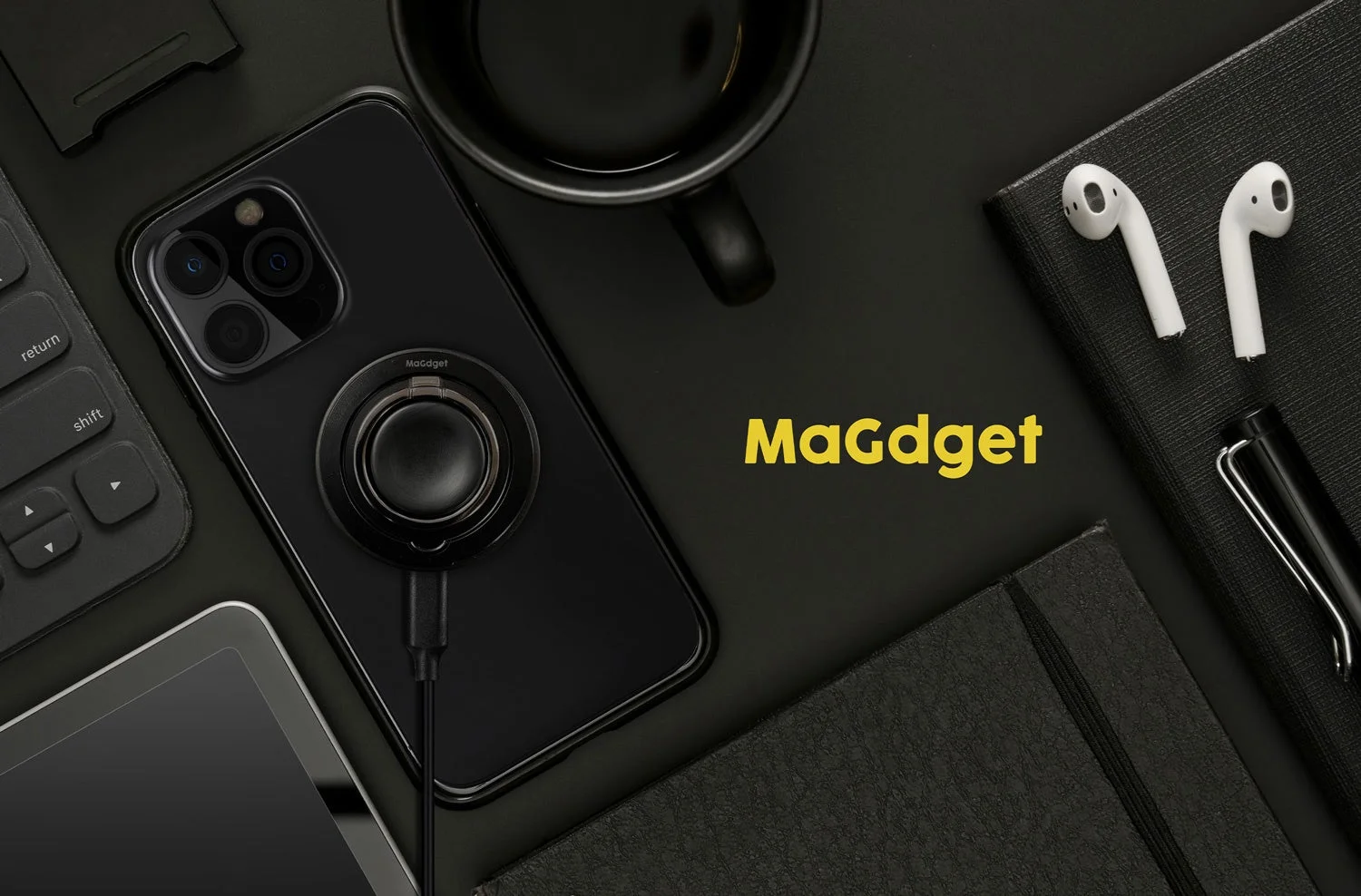 MaGdgetブランドのガジェットが並ぶデスク